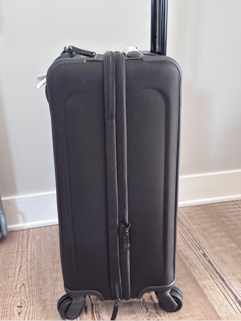 Tumi Alpha 3 22" International Carry-On
Spinner Pockets Dual Access 4 Wheeled 🏖️ - Picture 10 of 14